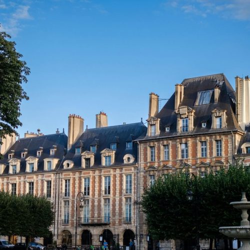 photo d'un immeuble haussmannien à Paris qui fait partie de notre zone d'intervention pour la conciergerie Airbnb à Boulogne, Issy et Paris Ouest...