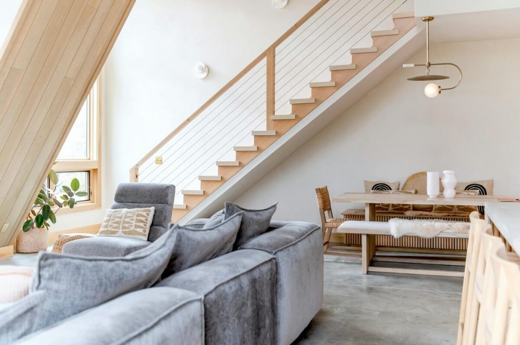 Photo pro d'un salon d'appartement pour une annonce Airbnb.