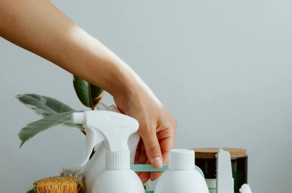 PANIER DE PRODUITS D'ENTRETIEN POUR service de ménage professionnel de notre conciergerie à Boulogne.